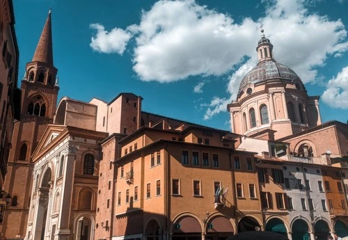 Basilica di San't Andrea - Aus Piazza Erbe, Italy