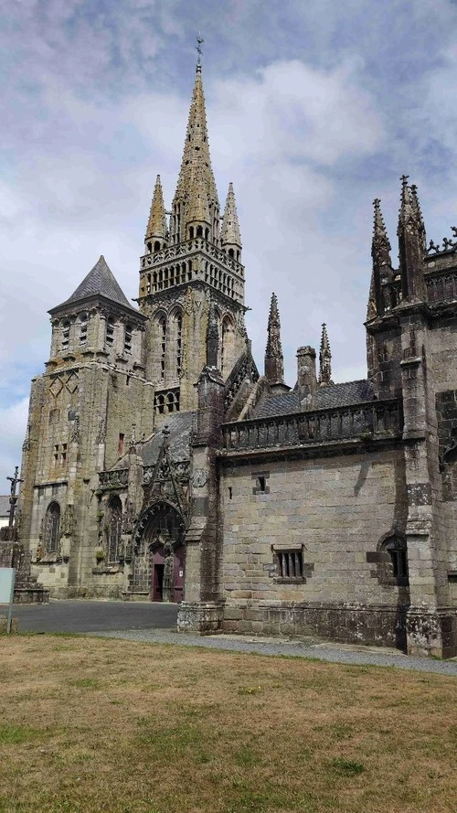 Basilica of Our Lady - Desde Outside, France