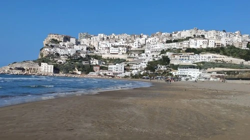 Panorama con il Castello - Desde Baia di Peschici, Italy