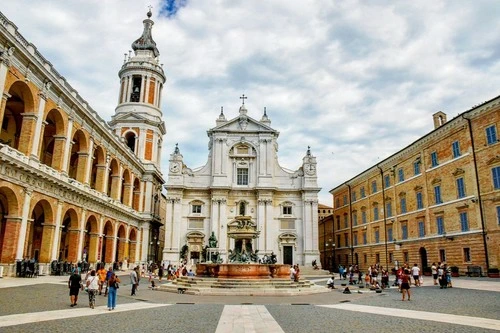 Fontana Maggiore - から Piazza della Madonna, Italy