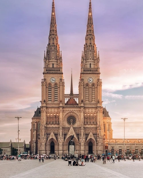 Basilica de Luján - از جانب Plaza Belgrano, Argentina