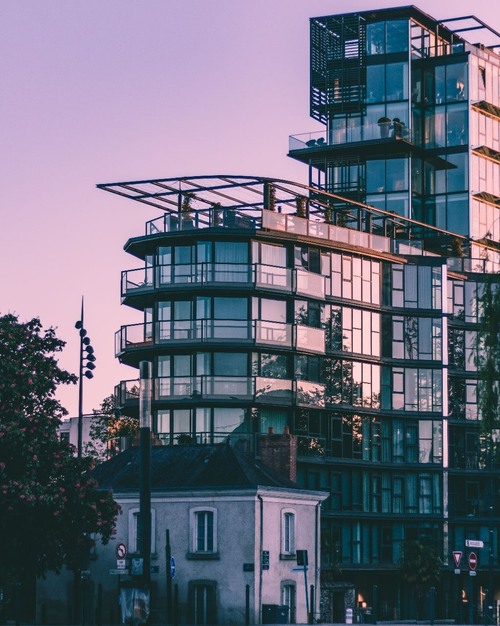 Rennes' Building - 从 Canal d'ille et Rance, France