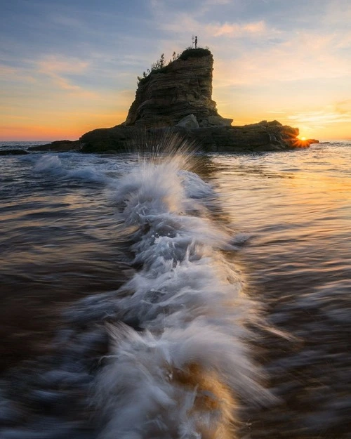 La Estatua del Niño Pez - から Camello Beach, Spain