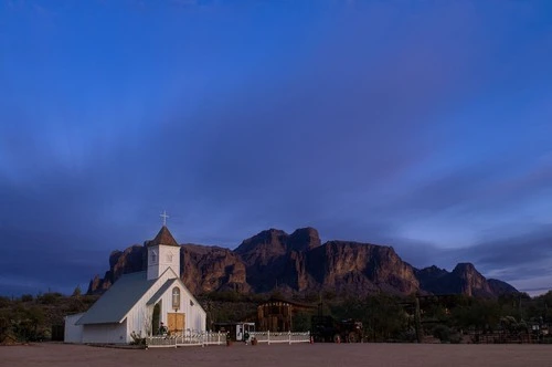 Elvis Presley Memorial Chapel - Desde Lost Dutchman Museum, United States