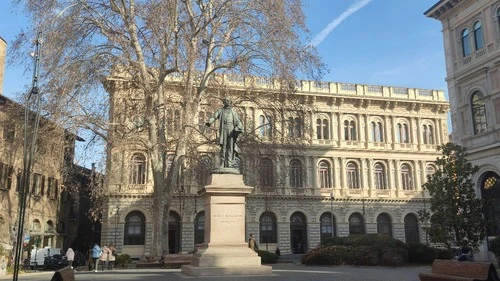 Piazza Minghetti e Palazzo delle Poste - From Piazza Minghetti, Italy