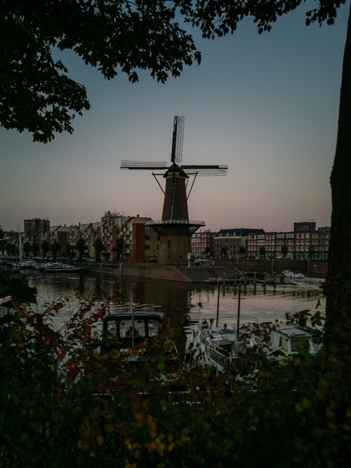 Korenmolen de Distilleerketel - から Other side of the canal, Netherlands