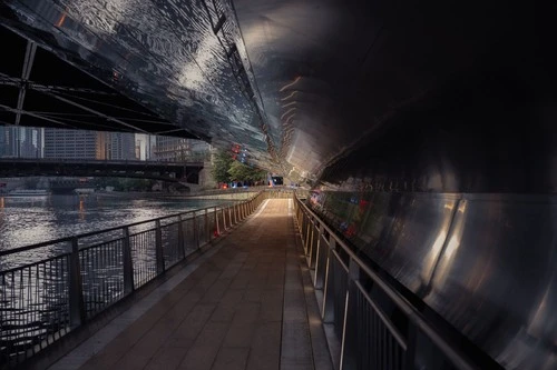 Chicago Riverwalk - Aus The Riverwalk path looking east, United States