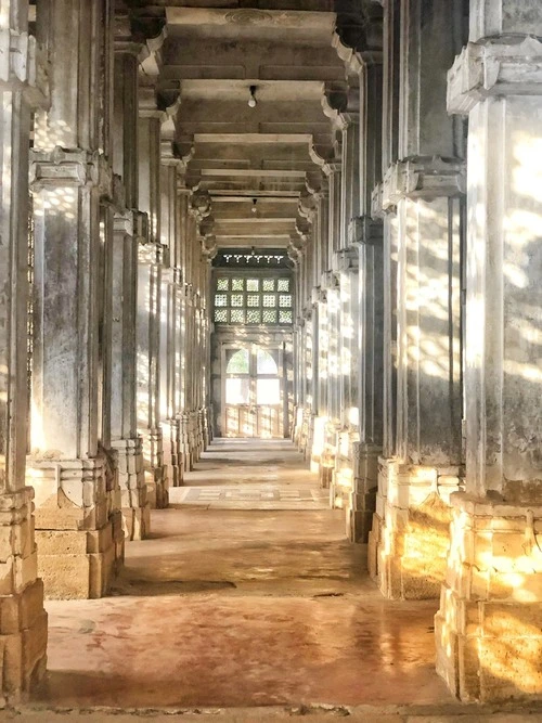 Sarkhej Roza - Mosque corridor - Aus Inside the Mosque, India