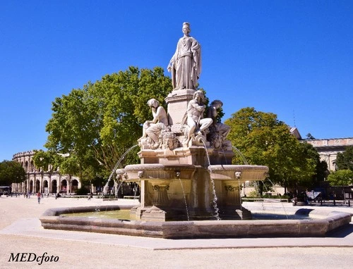 Fontaine Pradier - از جانب Ervoor op het plein, France