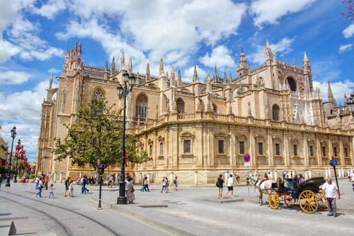 Catedral de Sevilla - Aus Lonja Garden, Spain