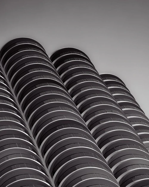 Marina City (Corn Cobb Towers) - От Base of towers looking up with a long lens, United States