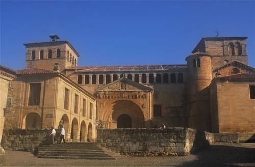 Colegiata de Santa Juliana - Aus Plaza de llegada, Spain