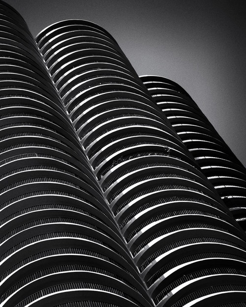 Marina City - Corn Cob Towers - Aus Dearborn St Bridge, United States