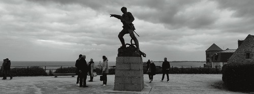 Statue de Robert Surcouf - Des de Place du Québec, France
