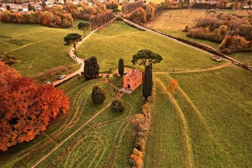 Chiesetta Rossa di Pomelasca - Desde Drone, Italy