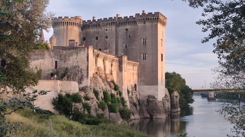 Chateau di Roi René - От Camping Tartarin, France
