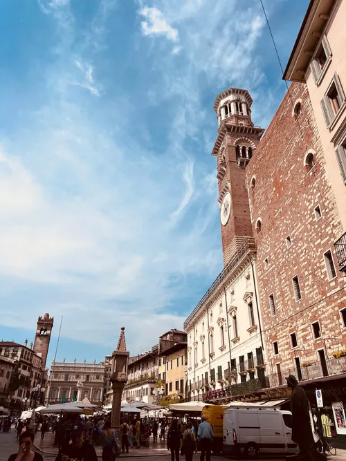 Gardello Tower - Desde Piazza delle Erbe, Italy