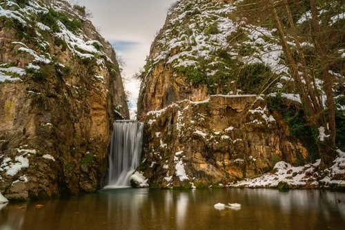 Yarhisar şelalesi Bursa - Yenişehir - De Yarhisar köprüsünün altı, Turkey