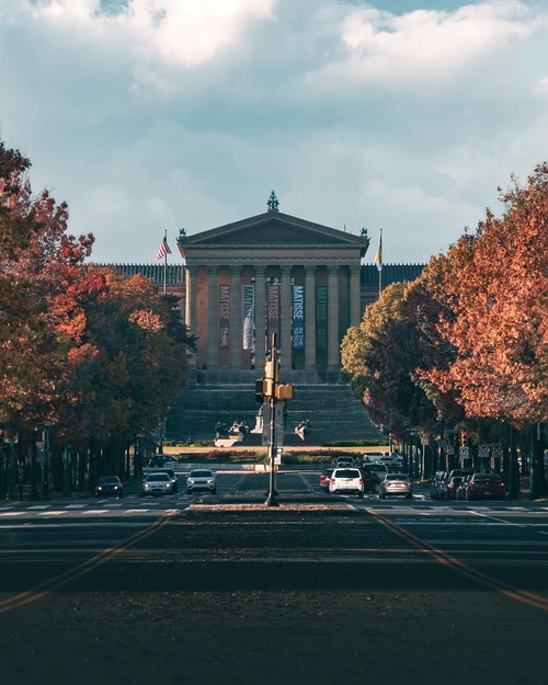 Philadelphia Museum of Art - От Middle of the street crossing at the street lights, United States