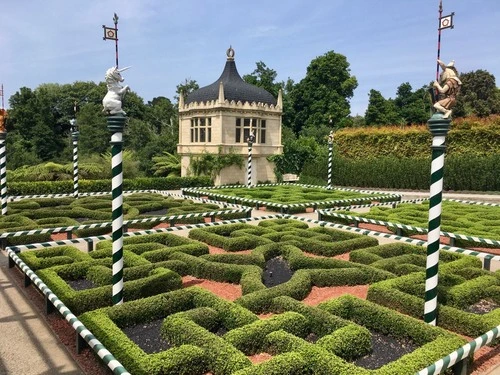 Tudor Garden - Dari Hamilton Gardens, New Zealand