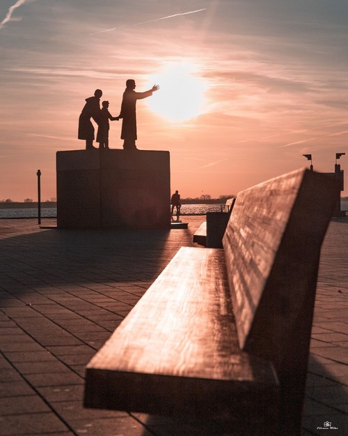 Das Auswandererdenkmal in Bremerhaven - Desde Willy-Brandt-Platz, Germany