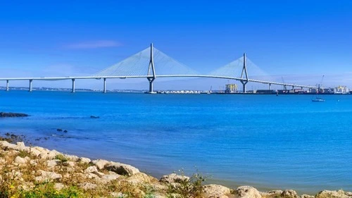 Puente de la Constitución de 1812 - Aus Paseo marítimo de la Barriada de La Paz, Spain