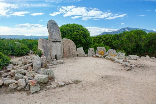 Giants' grave of S'Ena'e Thomes - Italy