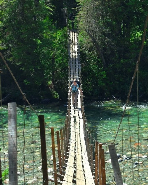 Puente Colgante sobre Río Azul - Argentina