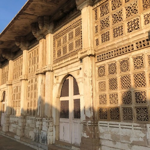 Sarkhej Roza Architecture - Desde Inside the Mosque, India