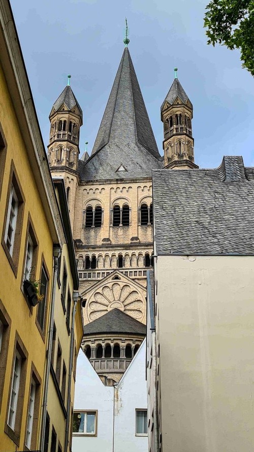 Blick aus den Gassen von Köln auf Groß St. Marting - から Kastellsgäßchen, Germany