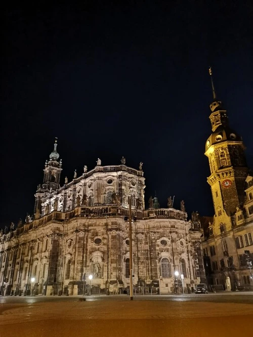 Kathedrale Sanctissimae Trinitatis - Desde Theaterplatz, Germany