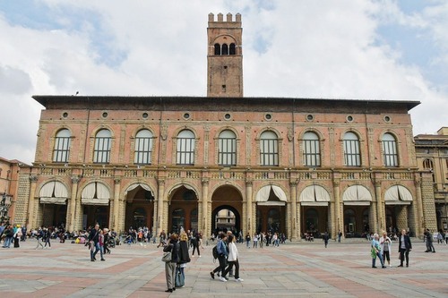 Palazzo Re Enzo - Dari Piazza Maggiore, Italy