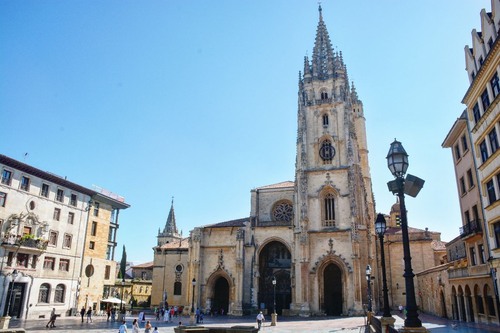 Metropolitan Cathedral of San Salvador of Oviedo - から Plaza de la Catedral, Spain
