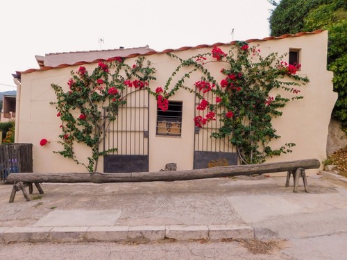 Casa floreada frente Villa Josefa - Des de Carretera Torrentbo, Spain
