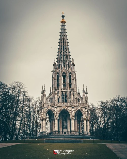 Dynastie Monument - Aus Park, Belgium