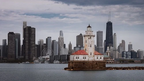 Chicago Skyline with the Chicago Harbor Lighthouse - から From the Wedella boat tour on Lake Michigan, United States