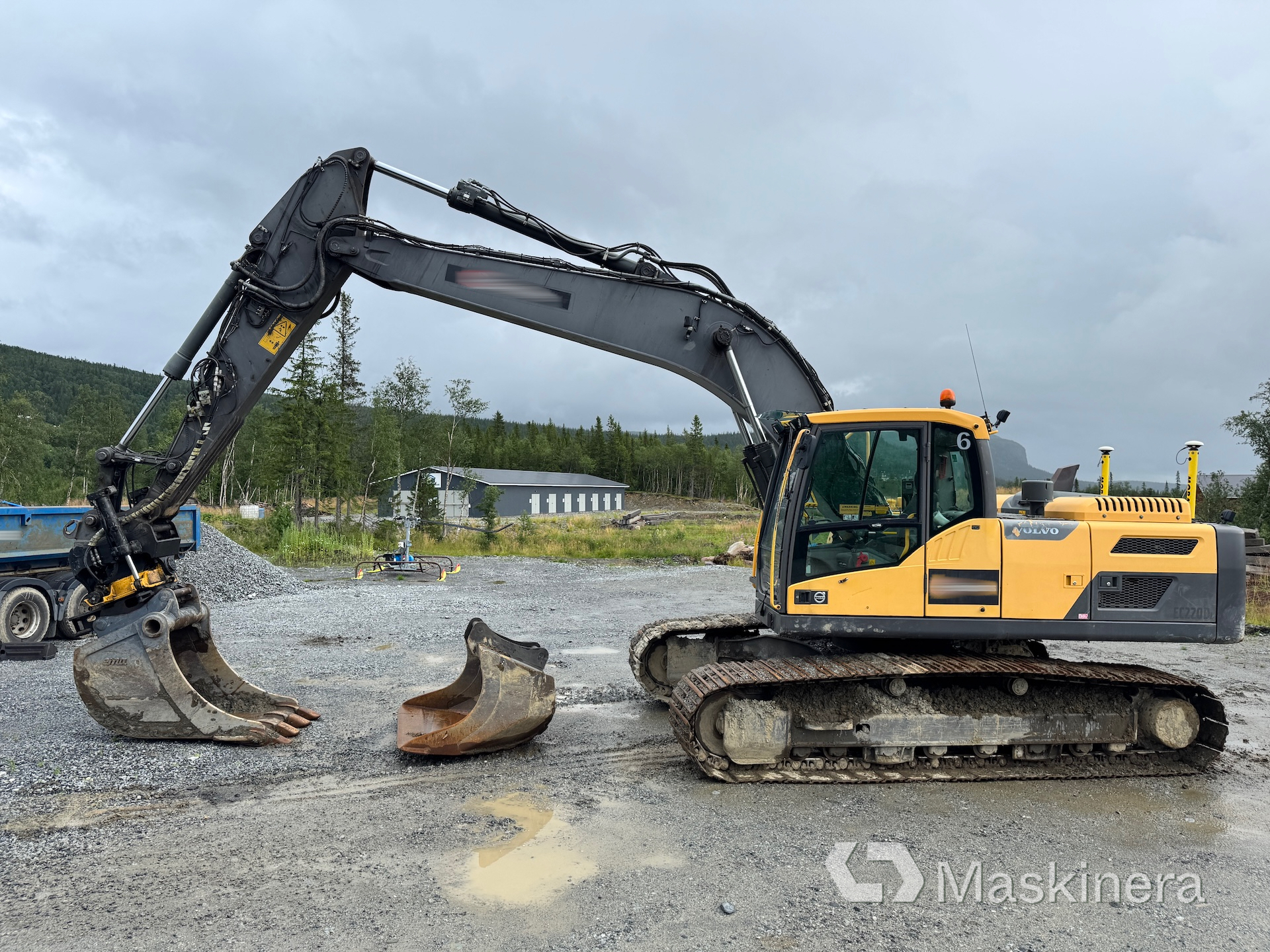 Grävmaskin Volvo EC220DL med tillbehör