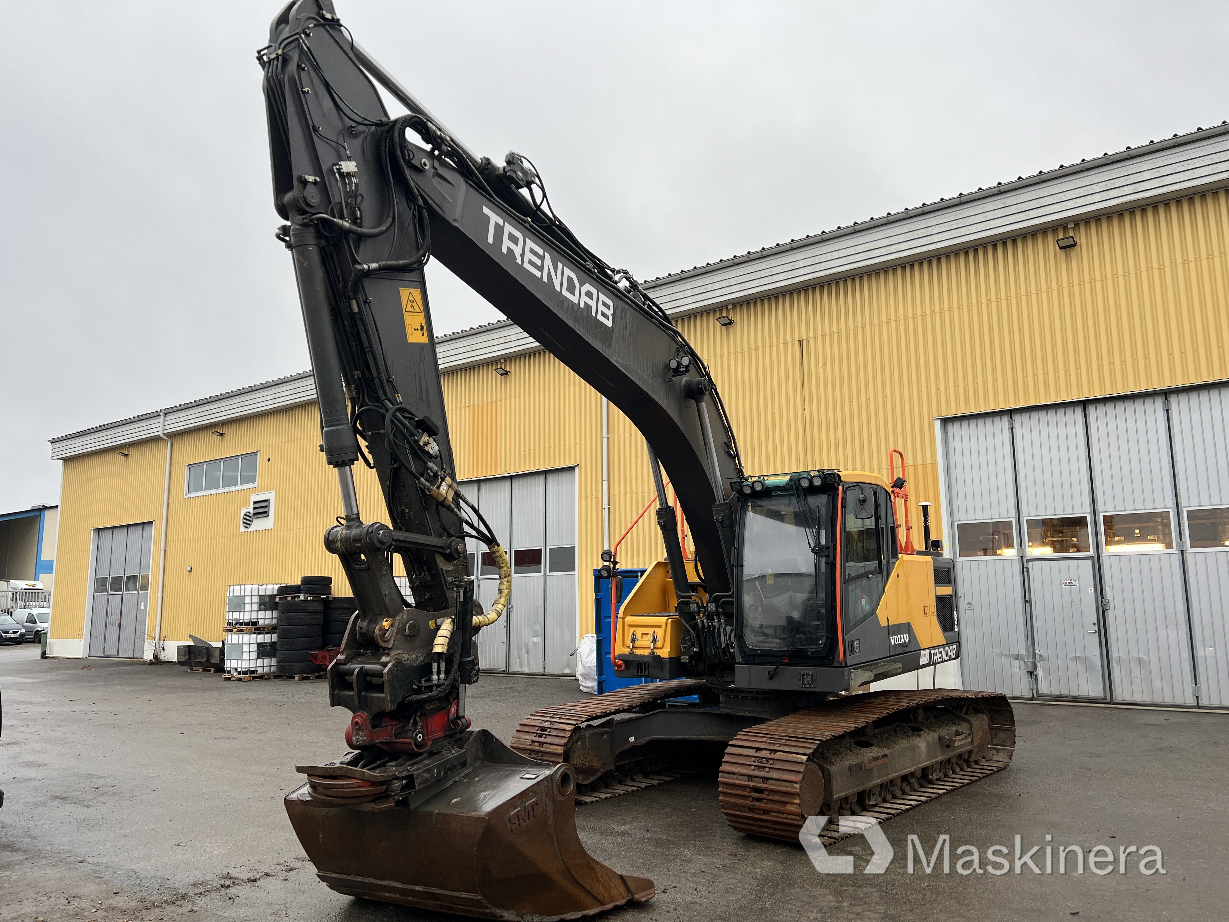 Grävmaskin Volvo EC220EL med tillbehör