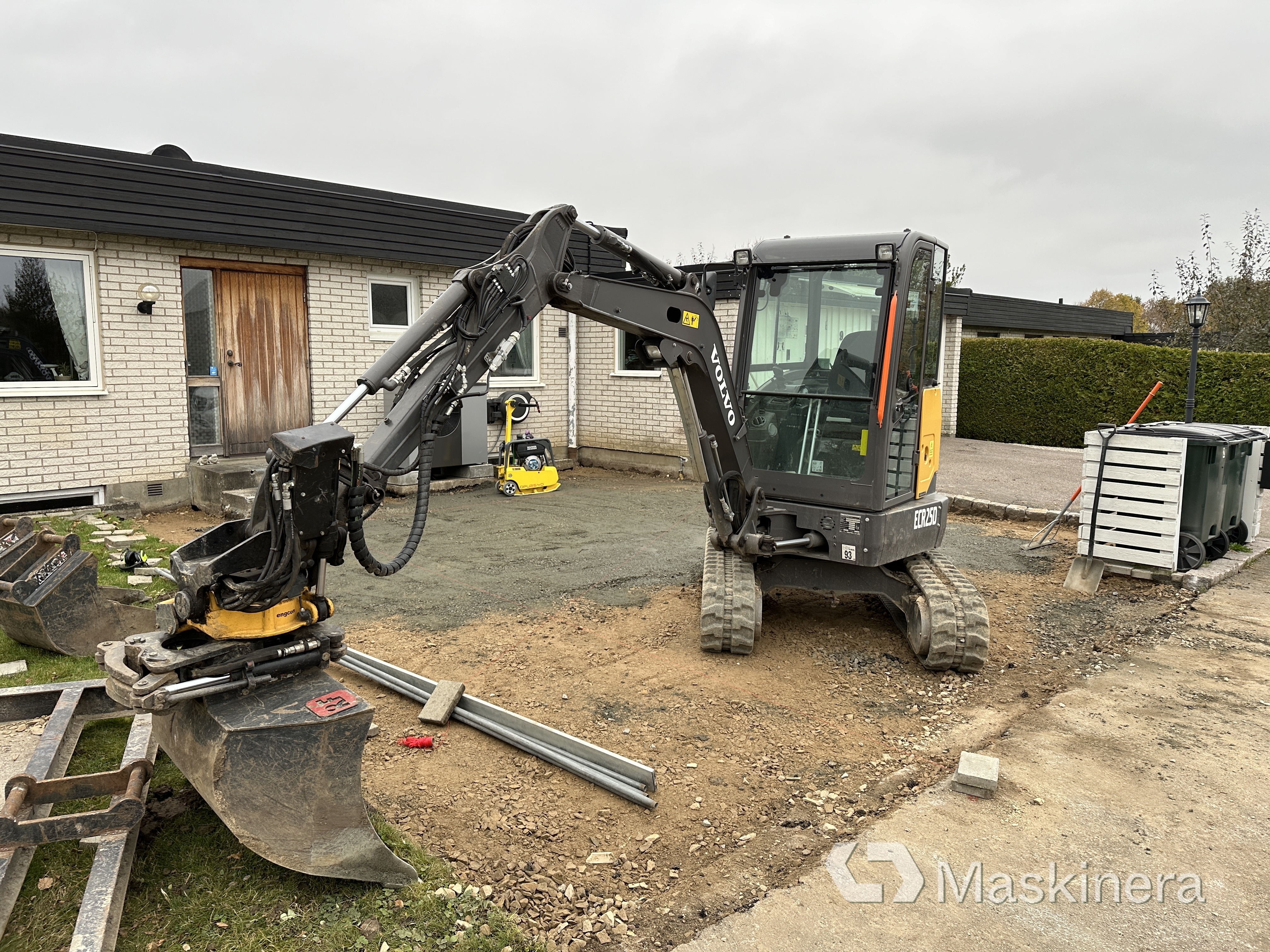 Grävmaskin Volvo ECR25D + Släp