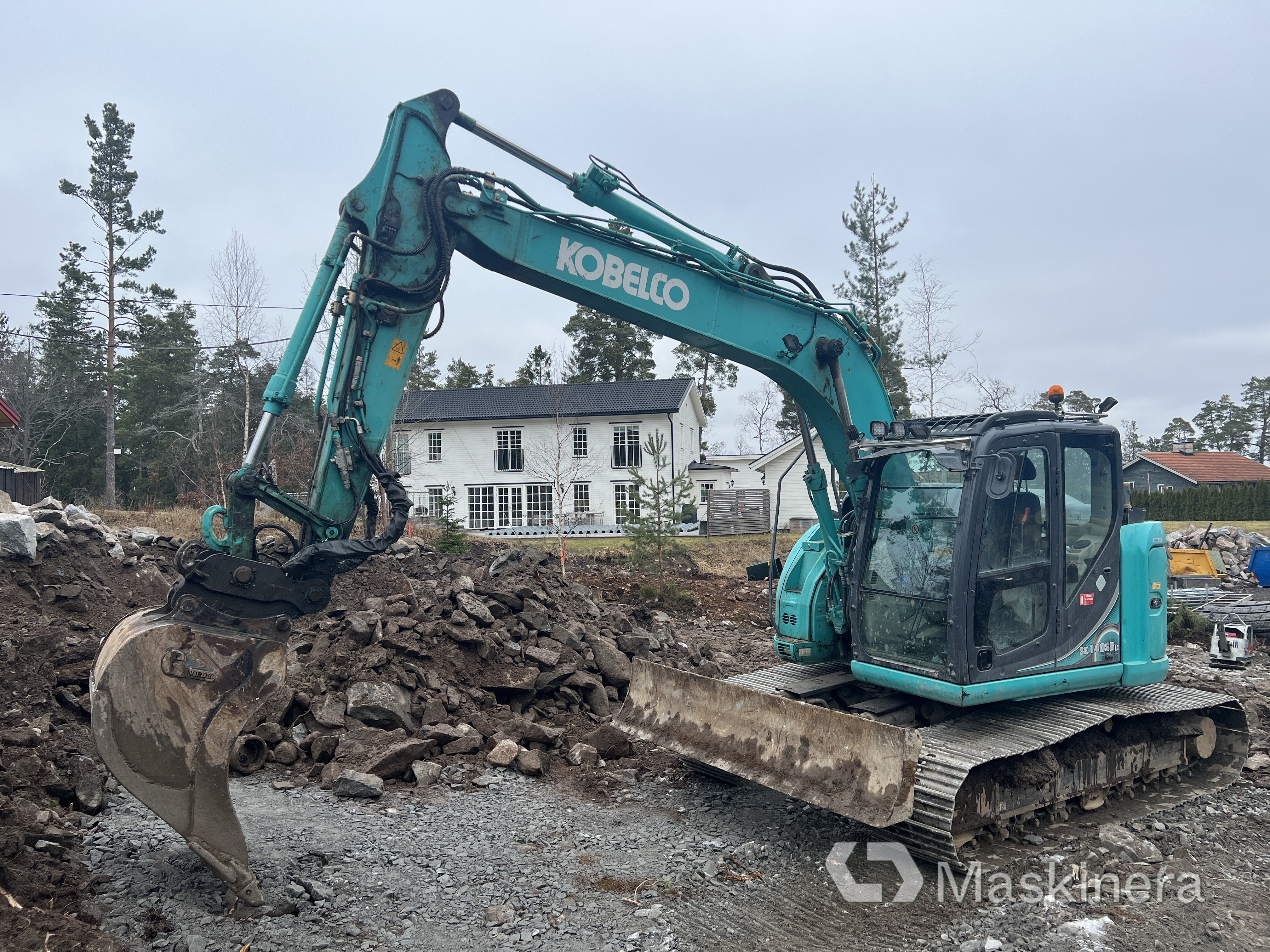 Grävmaskin Kobelco SK140SRLC-5 med tiltrotator & redskap, såld på svensk auktion för 780 000 kr