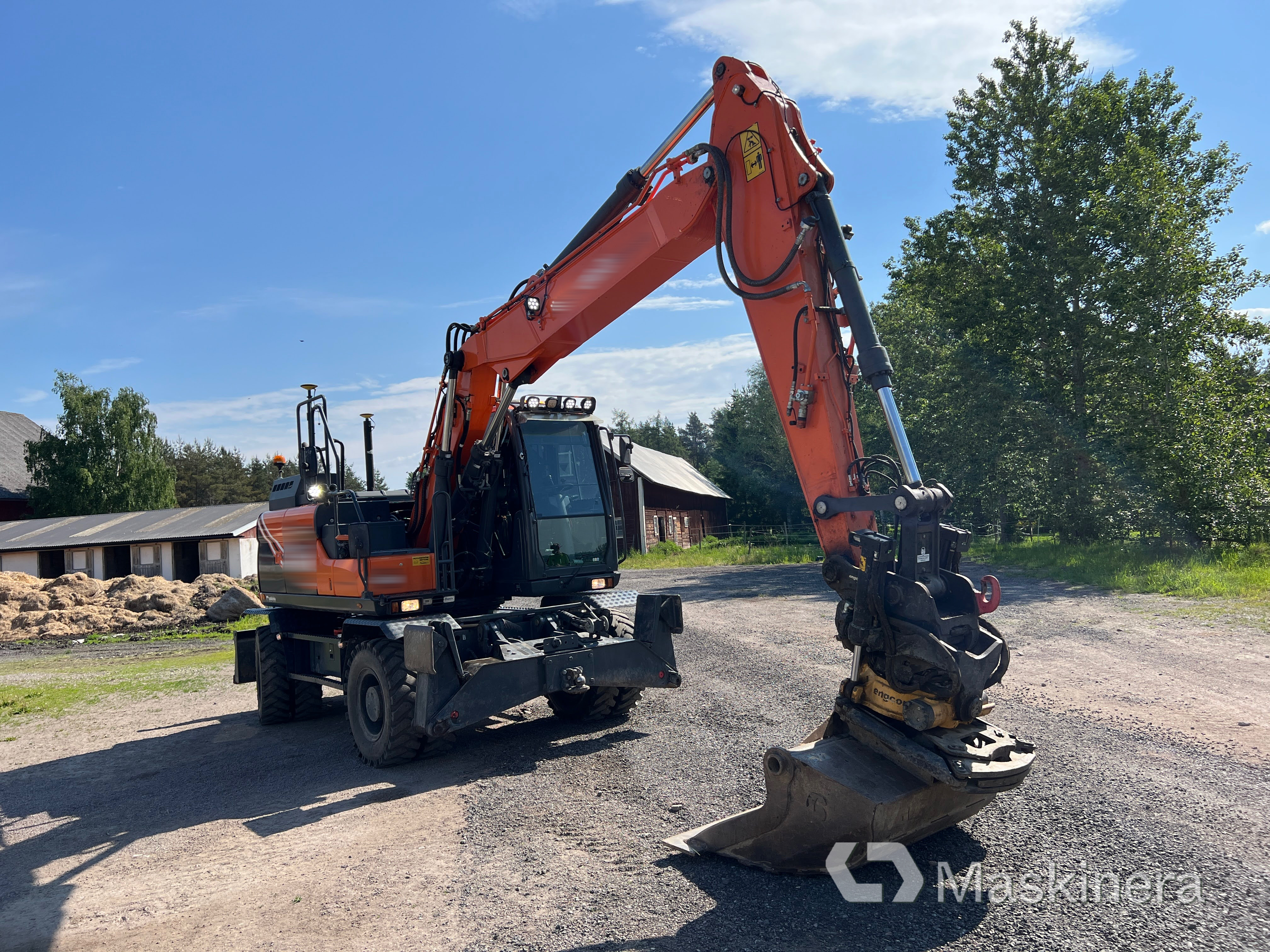 Hjulgrävare Doosan DX160W-5 med vagn och 7 redskap