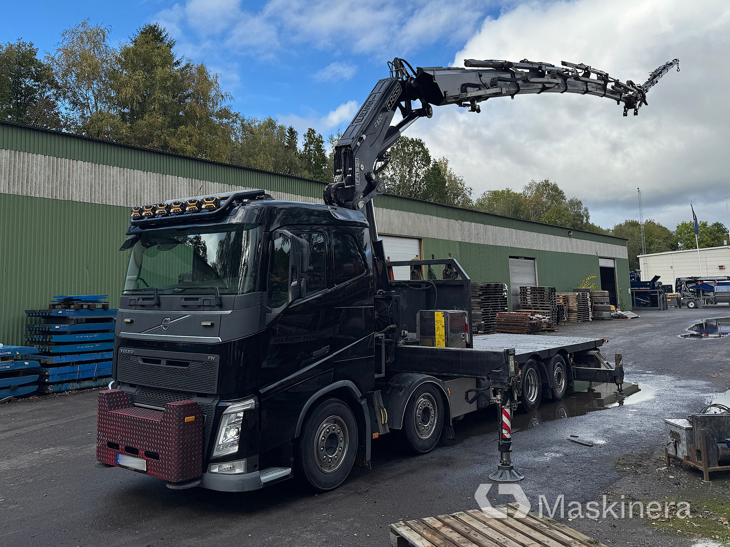 Begagnad Bodbil Volvo FH 82F med Fassi F820 kran & jib auktion | Maskinera