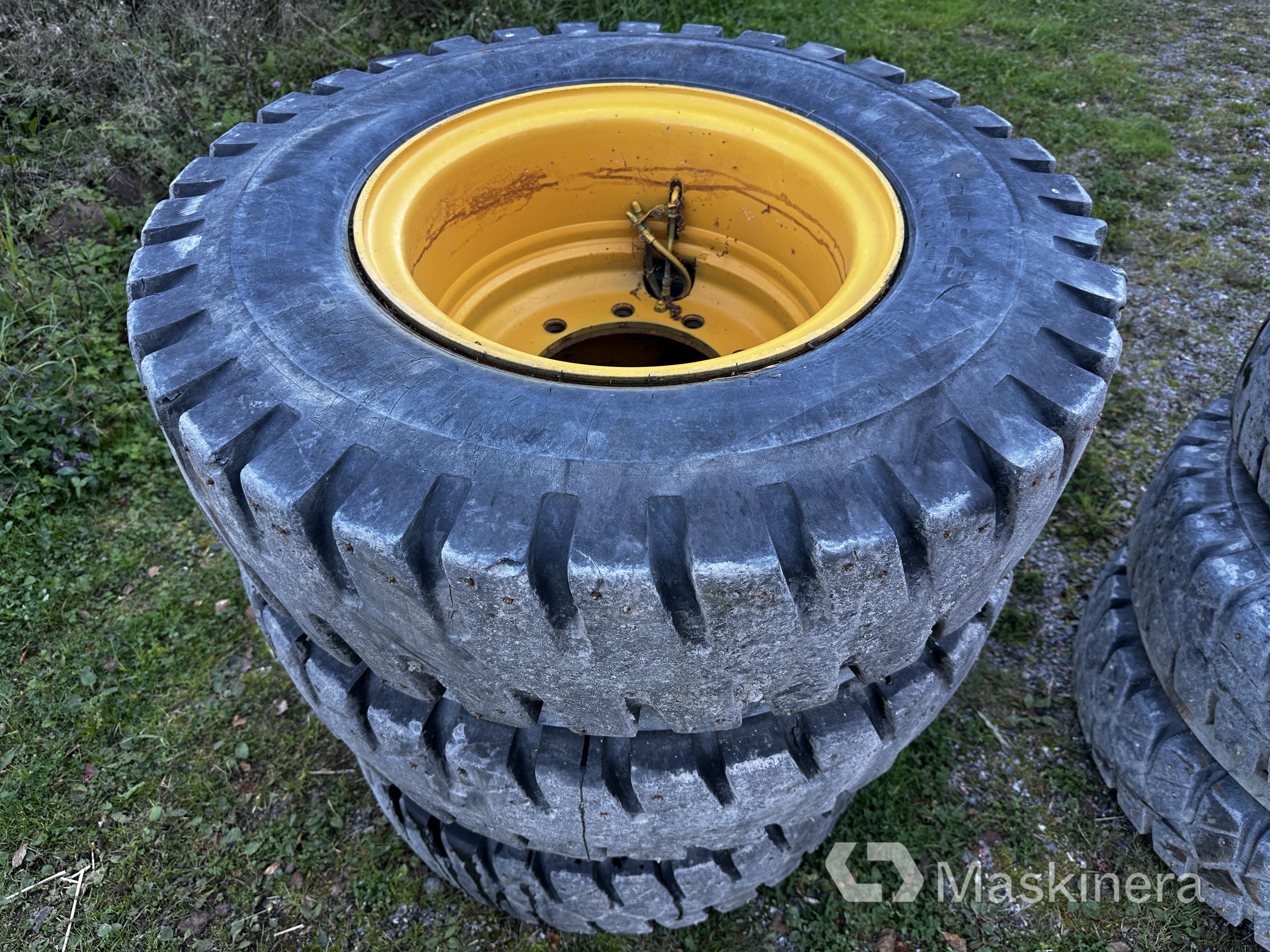 Grävmaskinsdäck dubbelhjul med fälg