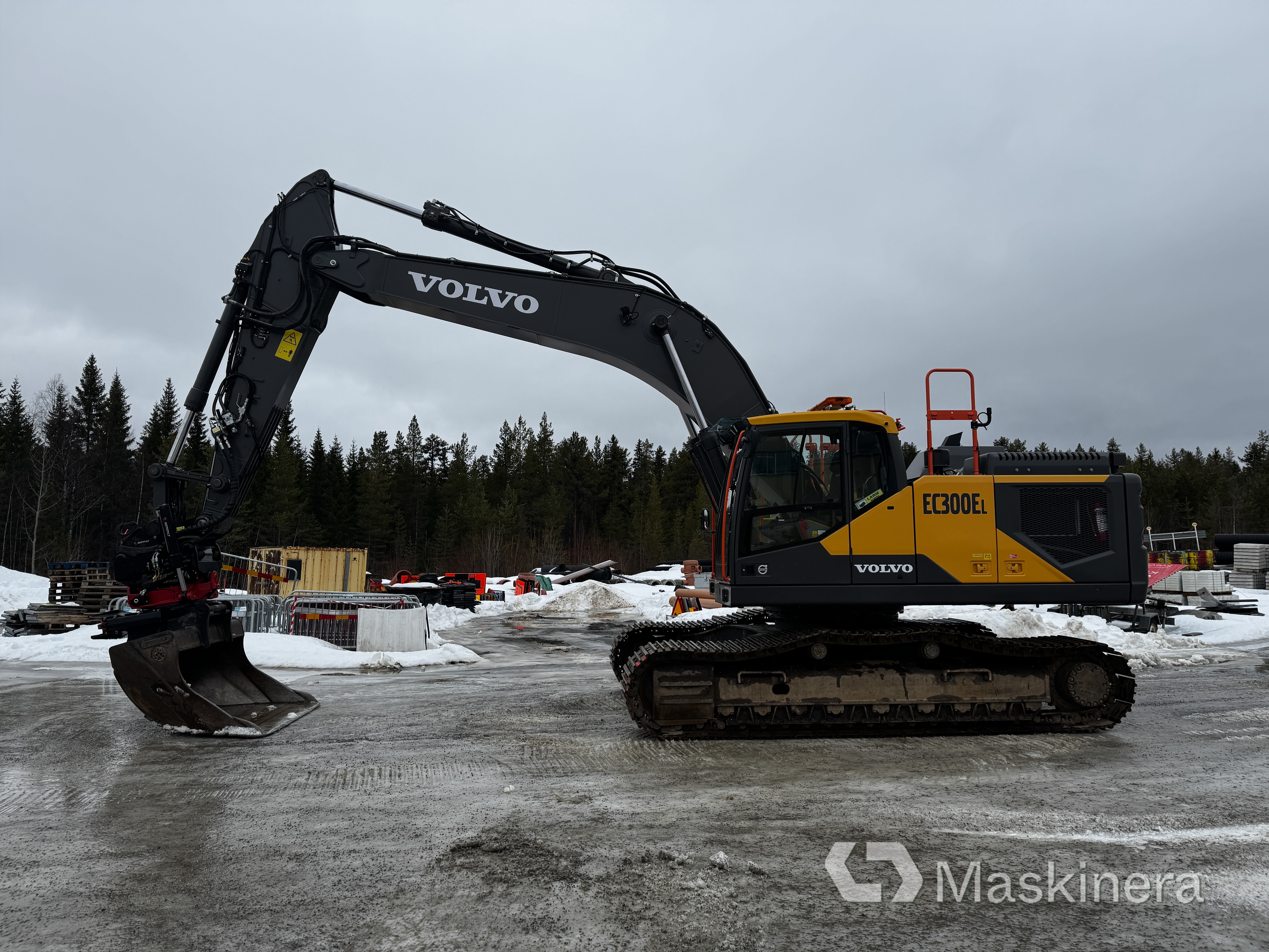 Grävmaskin Volvo EC300EL med Rototilt och redskap