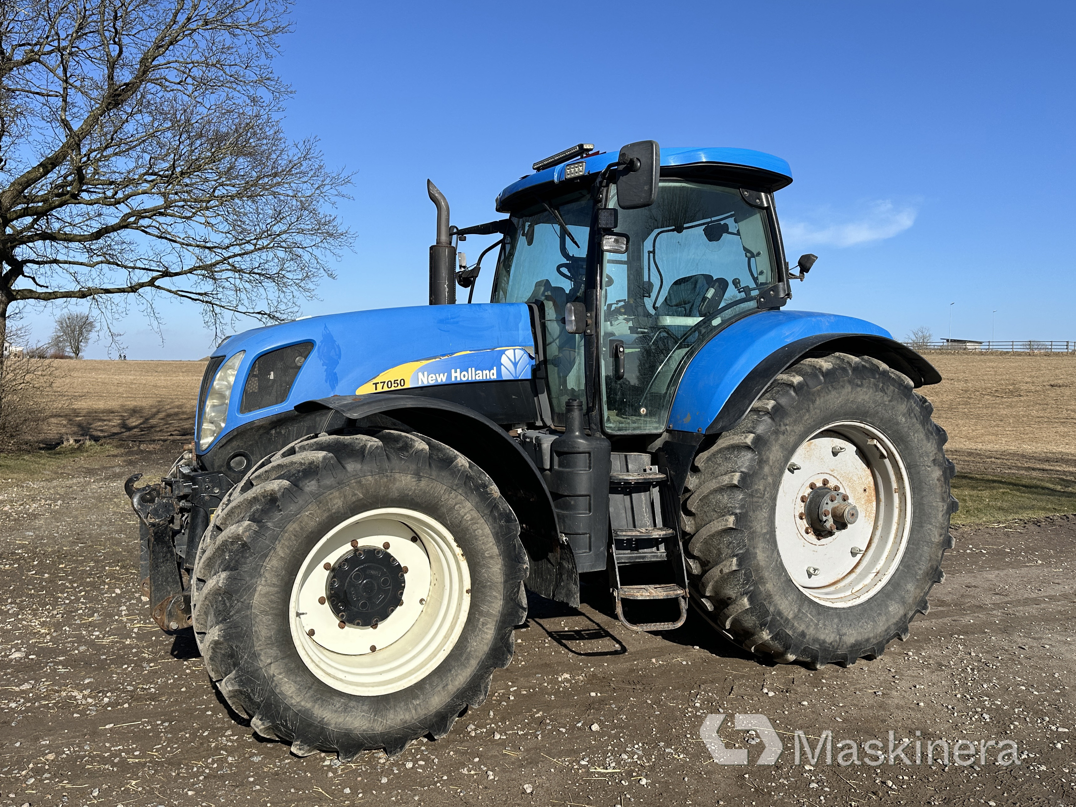 Traktor New Holland T7050, såld på svensk auktion för 186 000 kr