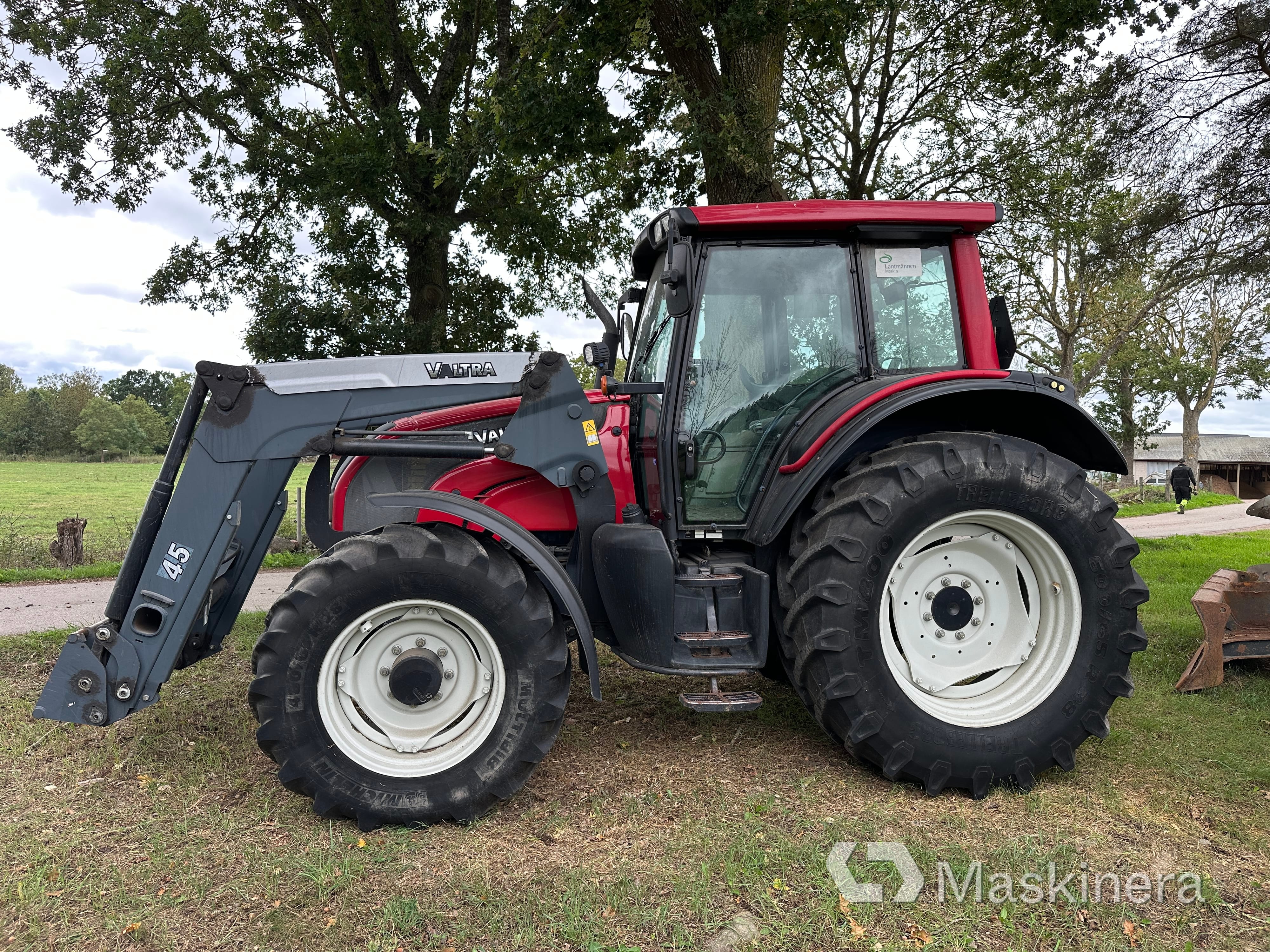 Traktor Valtra N 121