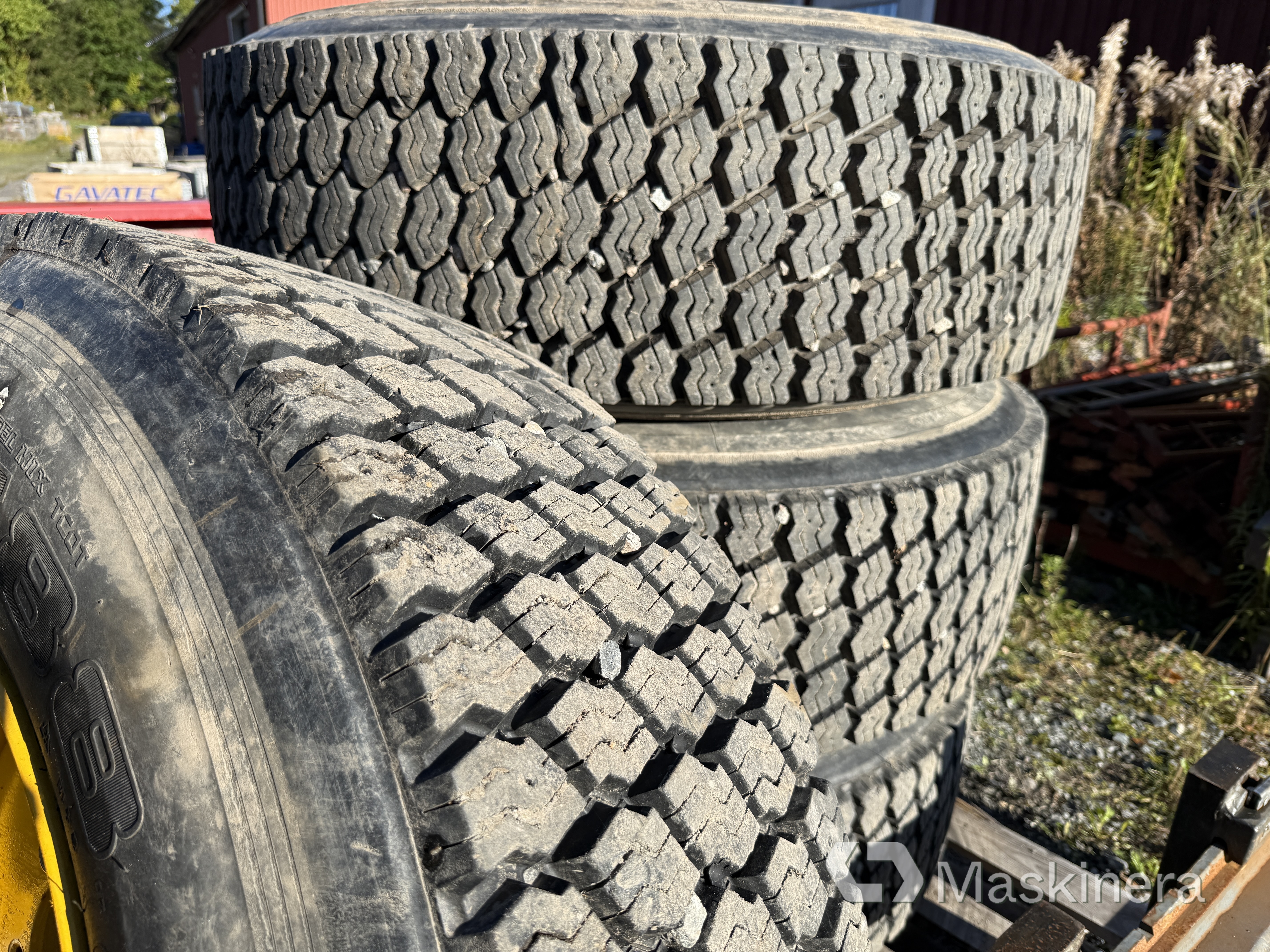 Entreprenaddäck på fälg 385/65R22.5