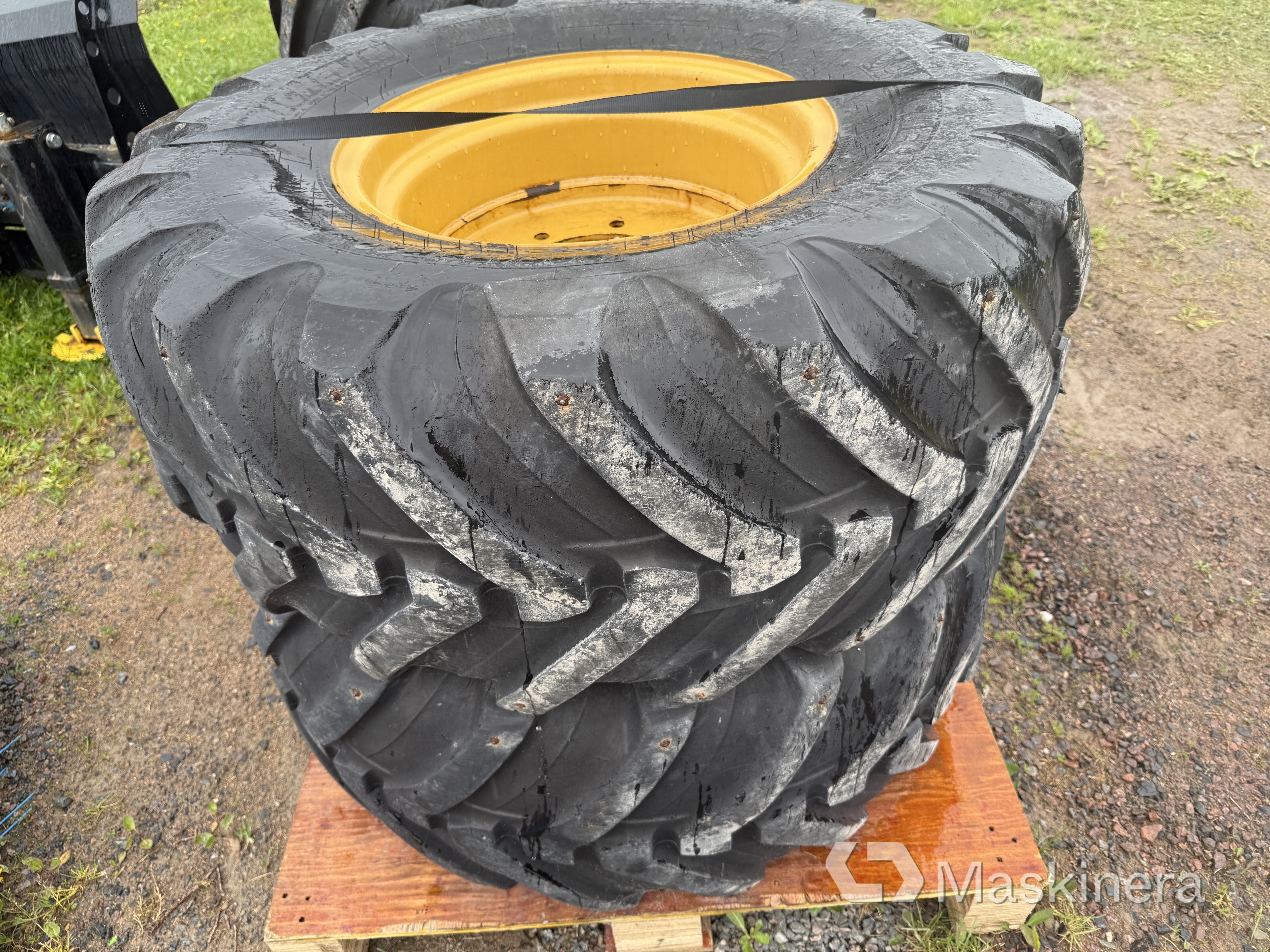 4 twindäck på fälg 420/75R20
