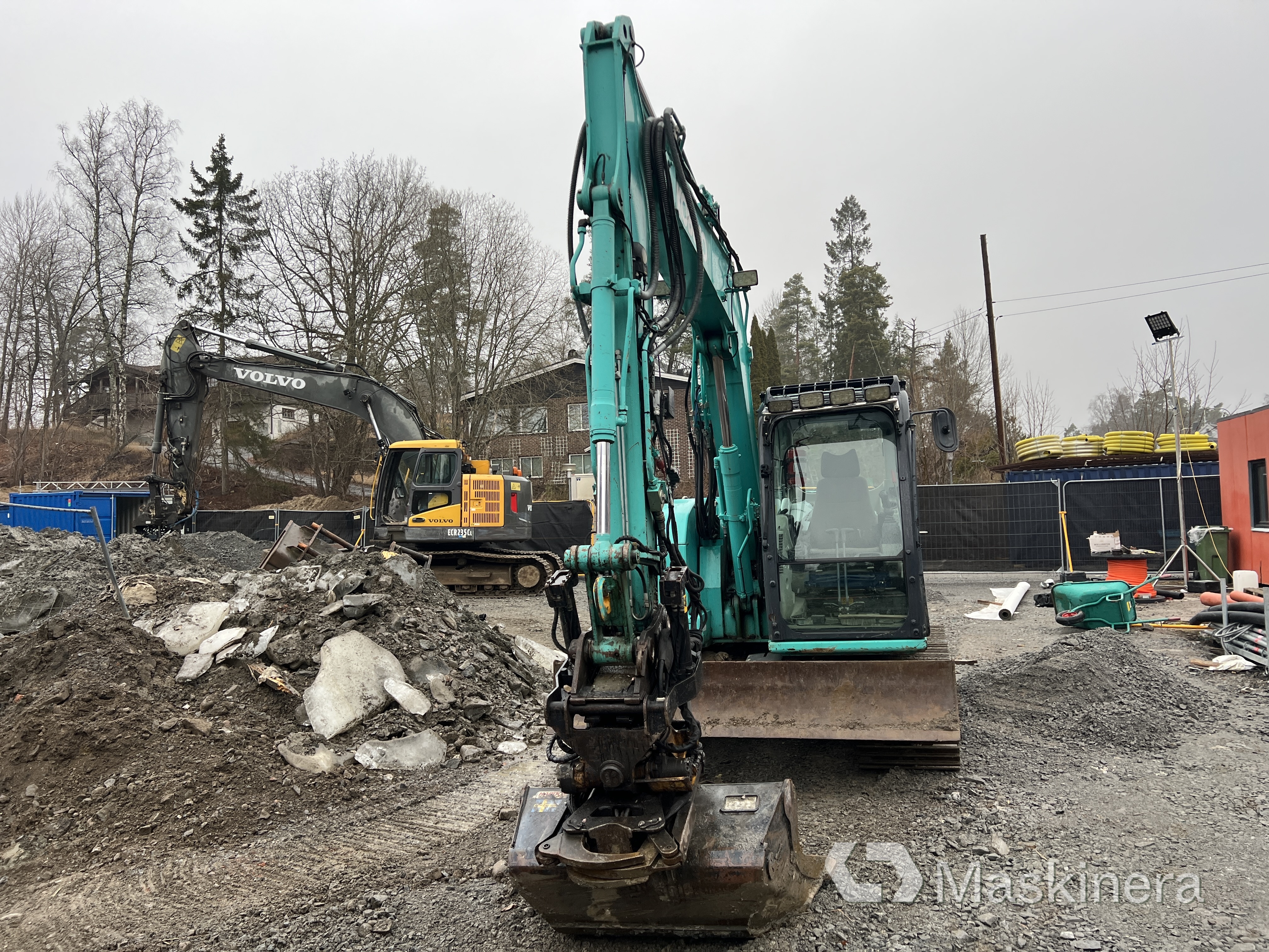 Grävmaskin Kobelco SK75SR-3E med tillbehör
