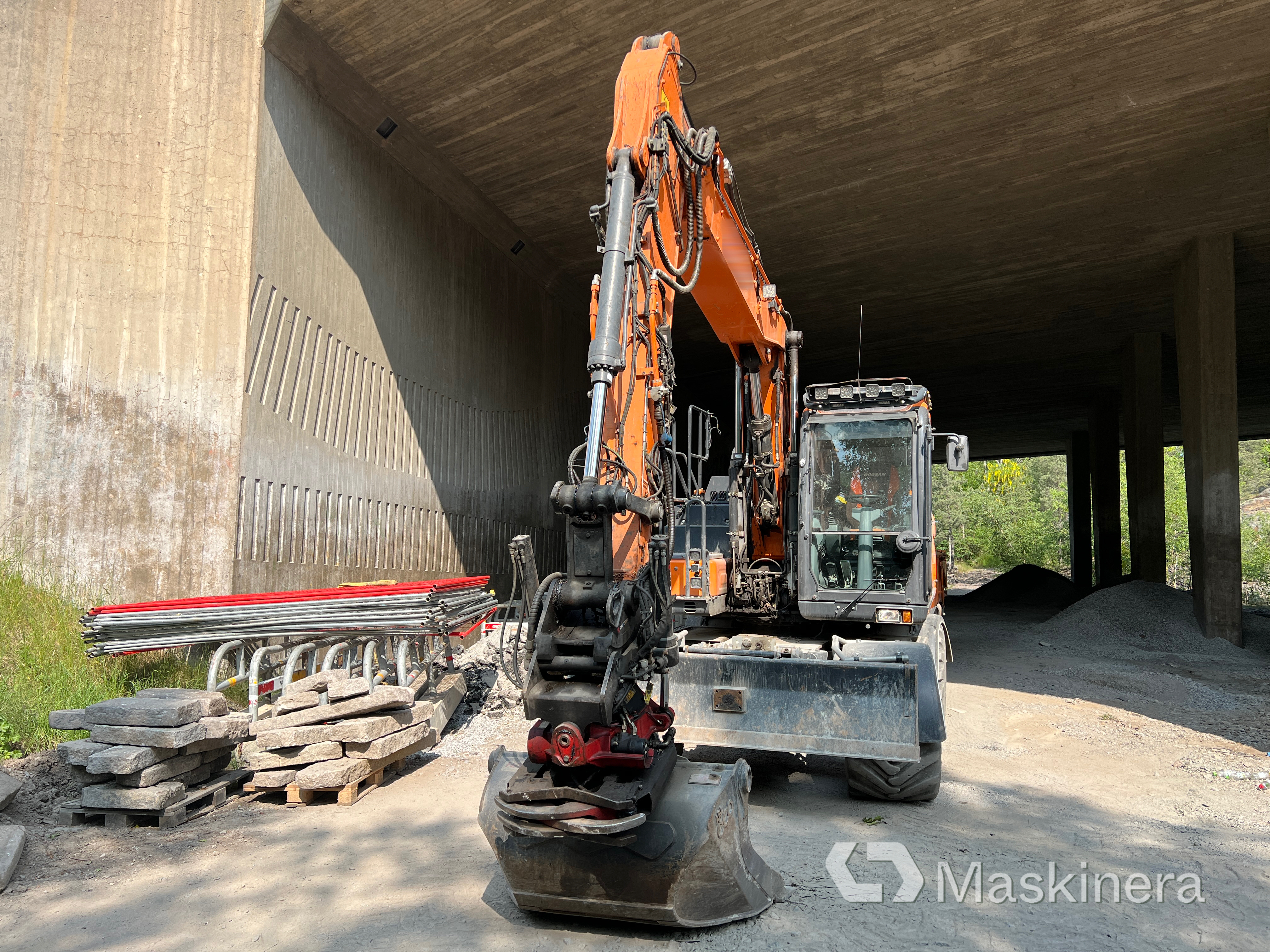 Hjulgrävare Doosan DX160W med tillbehör
